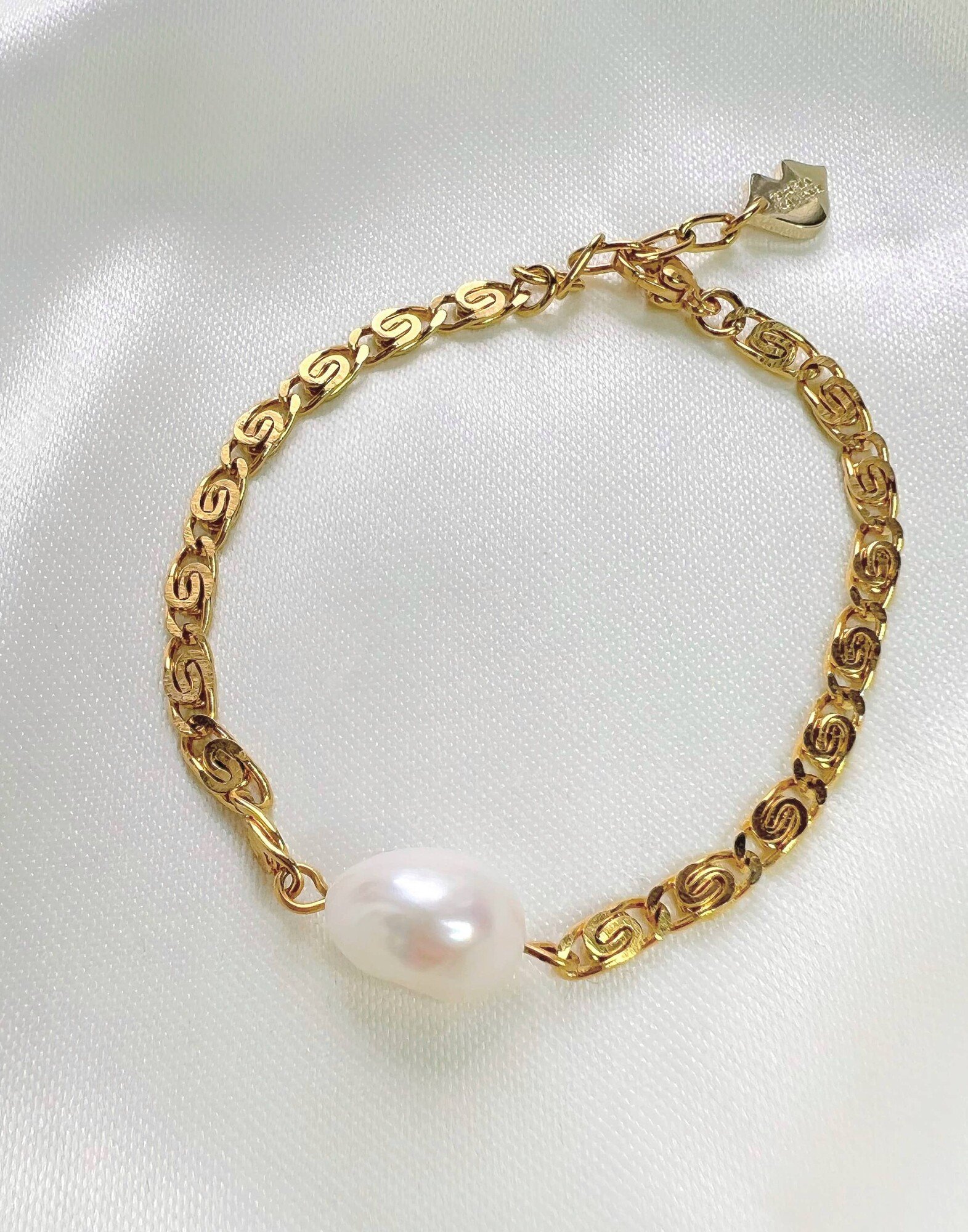 Bracelet doré PERLYA en acier inoxydable et perles baroques d’eau douce |Gloria Balensi Bracelet doré PERLYA en acier inoxydable et perles baroques d’eau douce |Gloria Balensi