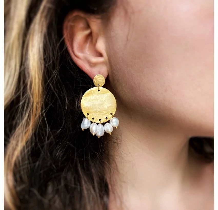 Boucles d’oreilles breloques ANTIQUA en laiton martelé doré à l’or mat et perles baroques d’eau douce |Gloria Balensi