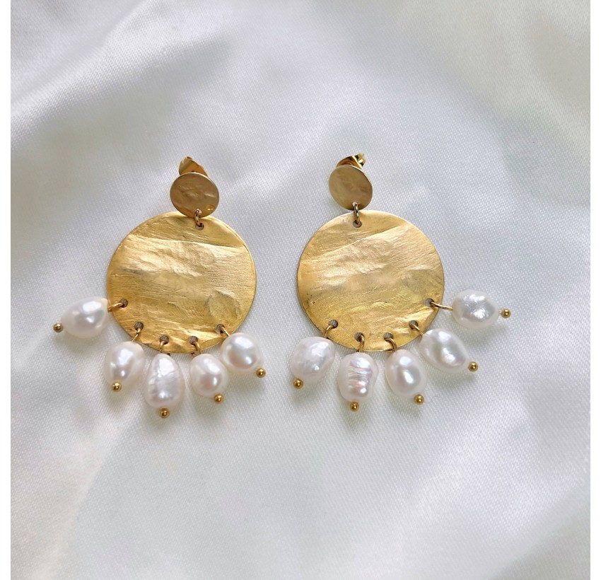 ANTIQUA charm earrings in hammered brass gilded in matt gold and freshwater baroque pearls| Gloria Balensi