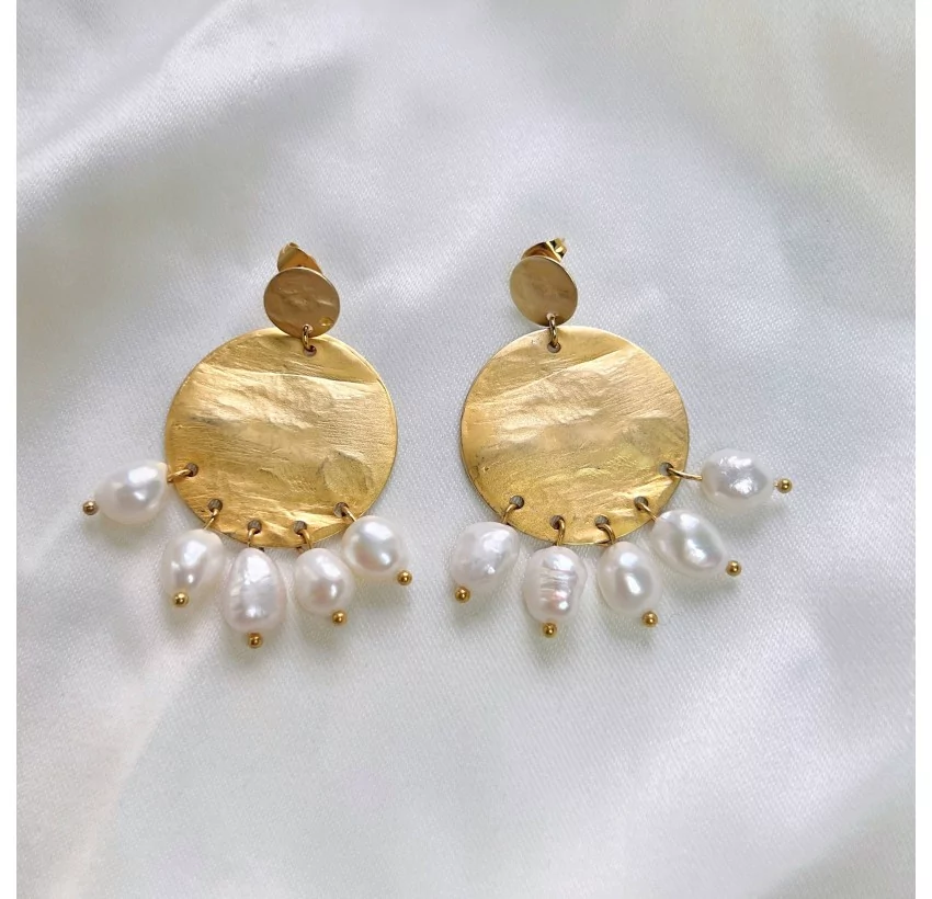 Boucles d’oreilles breloques ANTIQUA en laiton martelé doré à l’or mat et perles baroques d’eau douce |Gloria Balensi