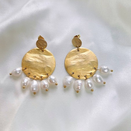 Boucles d’oreilles breloques ANTIQUA en laiton martelé doré à l’or mat et perles baroques d’eau douce | Gloria Balensi bijoux