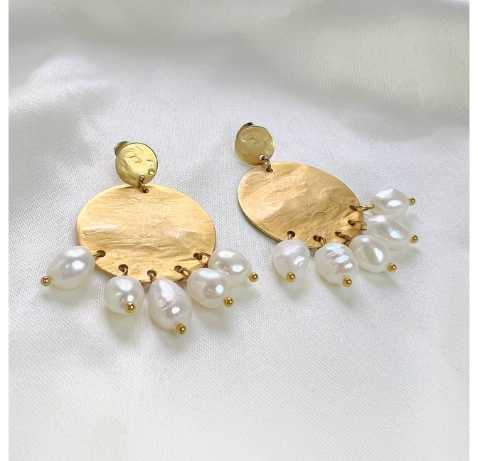 Boucles d’oreilles breloques ANTIQUA en laiton martelé doré à l’or mat et perles baroques d’eau douce | Gloria Balensi bijoux