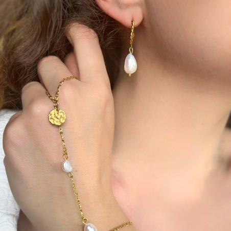 Boucles d’oreilles dépareillées PERLE, perle d’eau douce et pièce martelée | Gloria Balensi bijoux