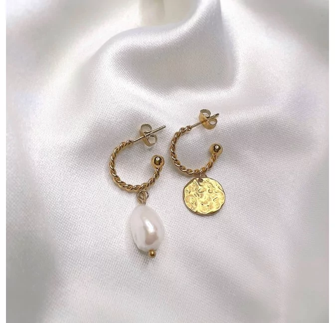 Boucles d’oreilles dépareillées perles baroques d'eau douce et pièce martelée PERLE |Gloria Balensi