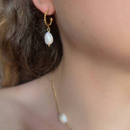Boucles d’oreilles dépareillées PERLE, perle d’eau douce et pièce martelée | Gloria Balensi bijoux