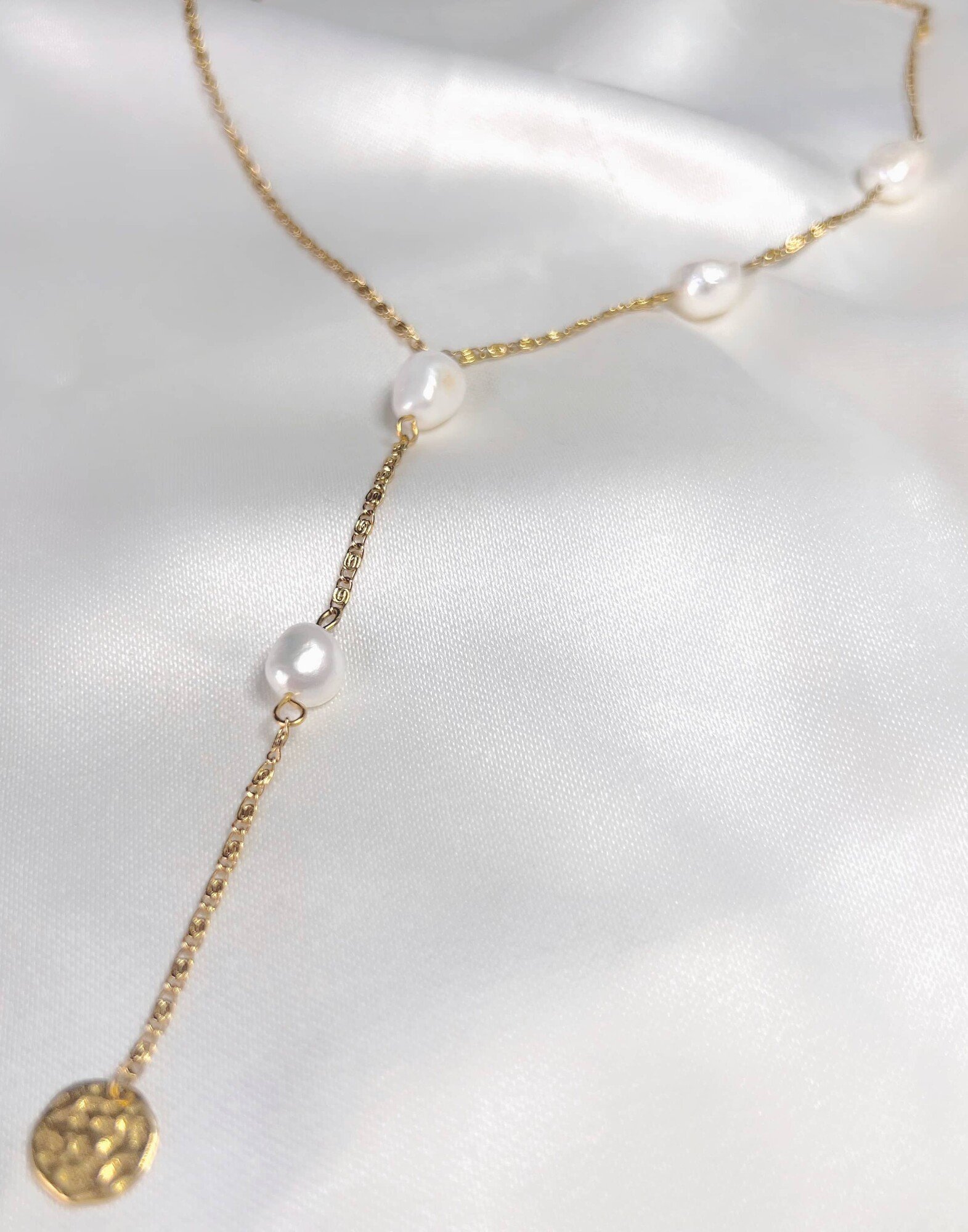 Collier cravate perles d’eau douce et chaîne en acier inoxydable |Gloria Balensi