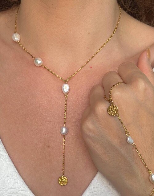 Collier cravate perles d’eau douce et chaîne en acier inoxydable |Gloria Balensi