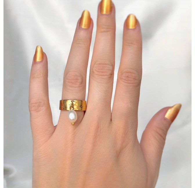 Bague ajustable dorée LYA en acier inoxydable martelé et perle baroque d’eau douce | Gloria Balensi bijoux