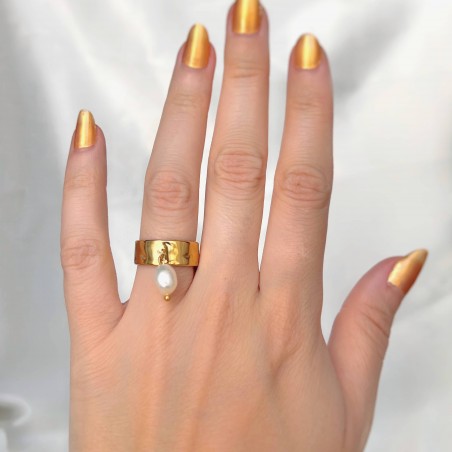 Bague ajustable dorée LYA en acier inoxydable martelé et perle baroque d’eau douce | Gloria Balensi bijoux