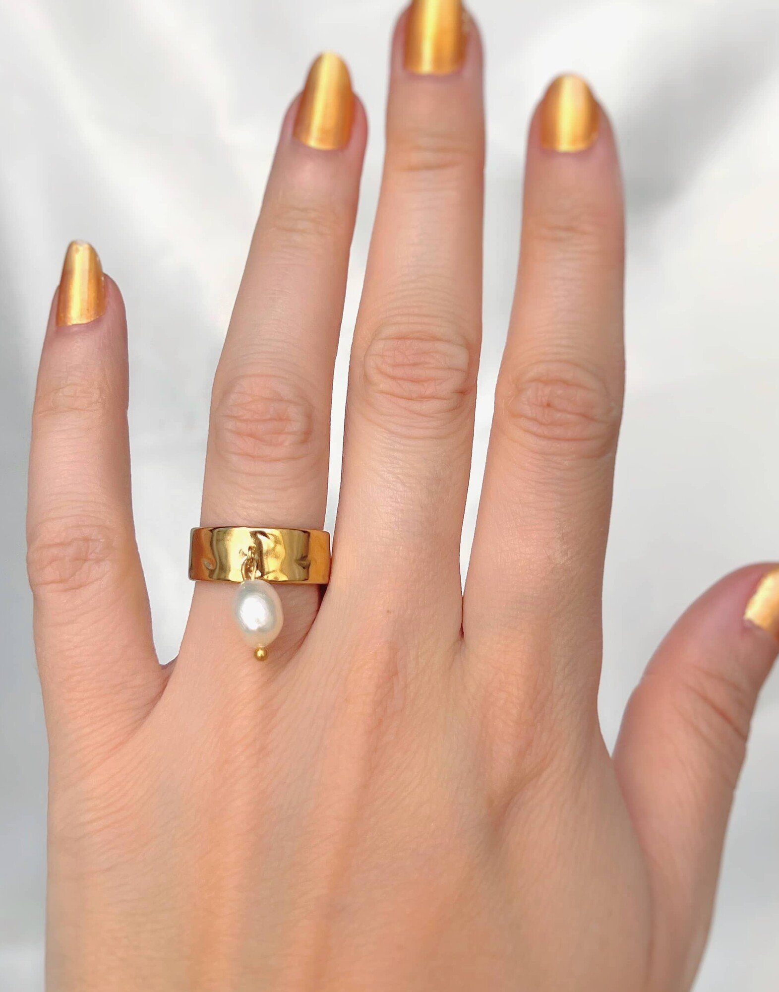 Bague ajustable dorée LYA en acier inoxydable martelé et perle baroque d’eau douce |Gloria Balensi