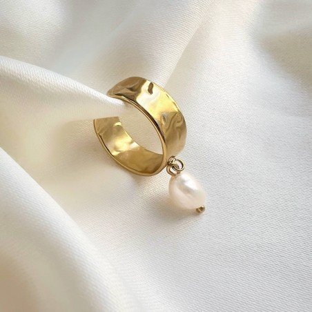 Bague ajustable dorée LYA en acier inoxydable martelé et perle baroque d’eau douce | Gloria Balensi bijoux