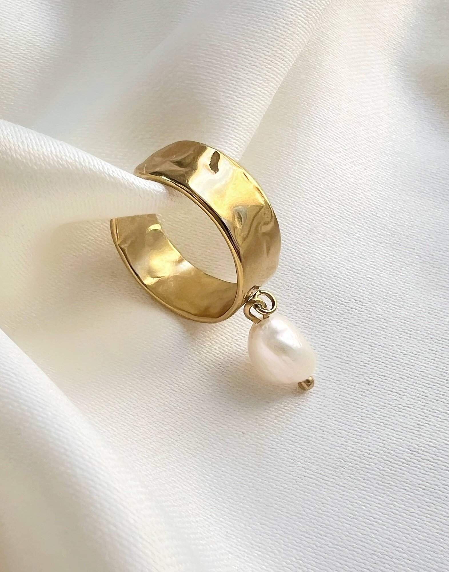 Bague ajustable dorée LYA en acier inoxydable martelé et perle baroque d’eau douce |Gloria Balensi