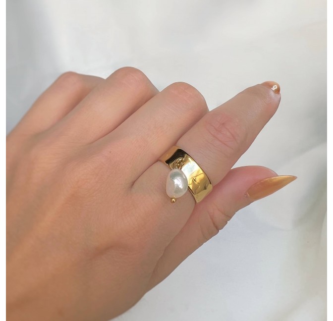 LYA adjustable gold ring in hammered stainless steel and freshwater baroque pearl| Gloria Balensi jewellery jewellery