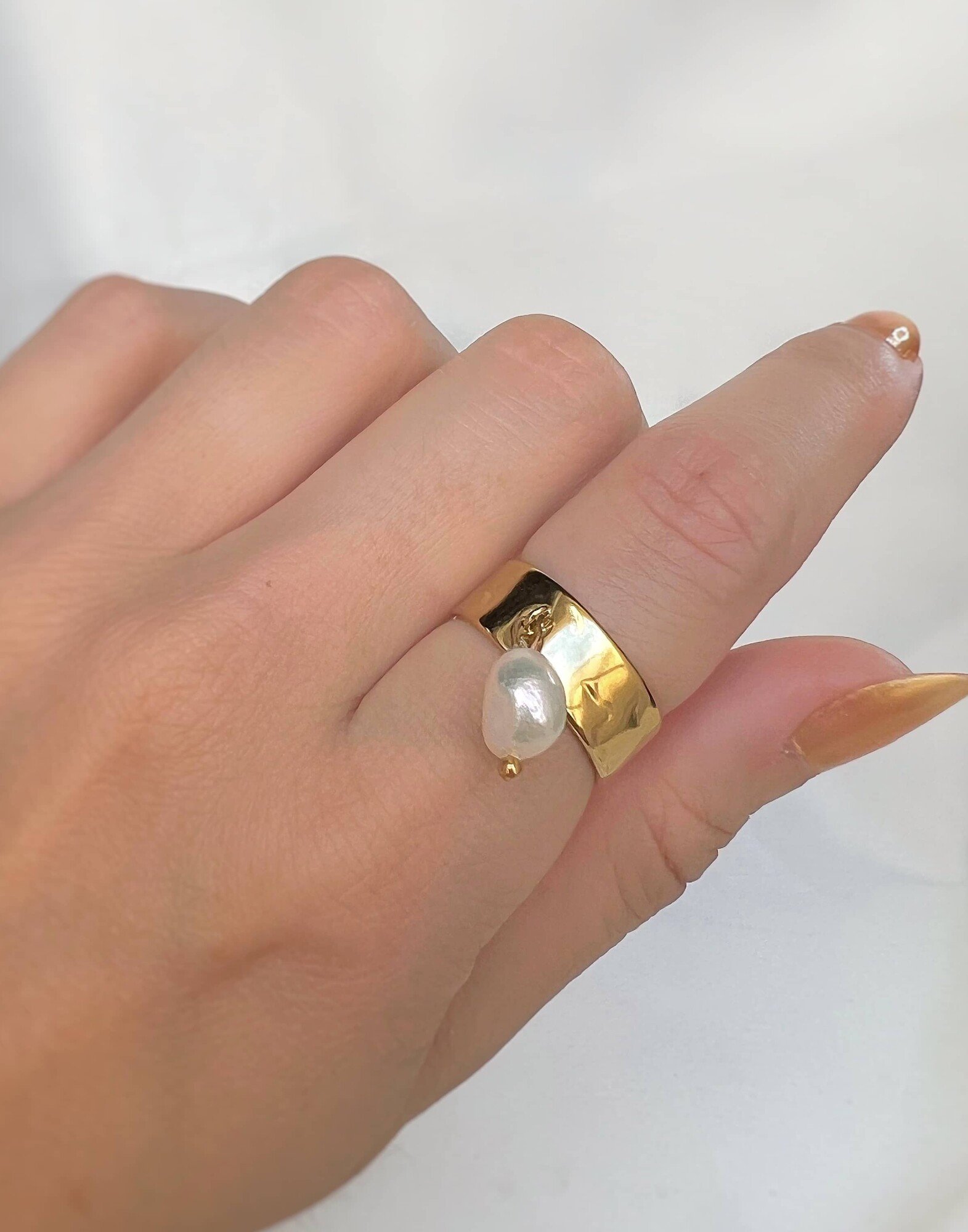 Bague ajustable dorée LYA en acier inoxydable martelé et perle baroque d’eau douce |Gloria Balensi