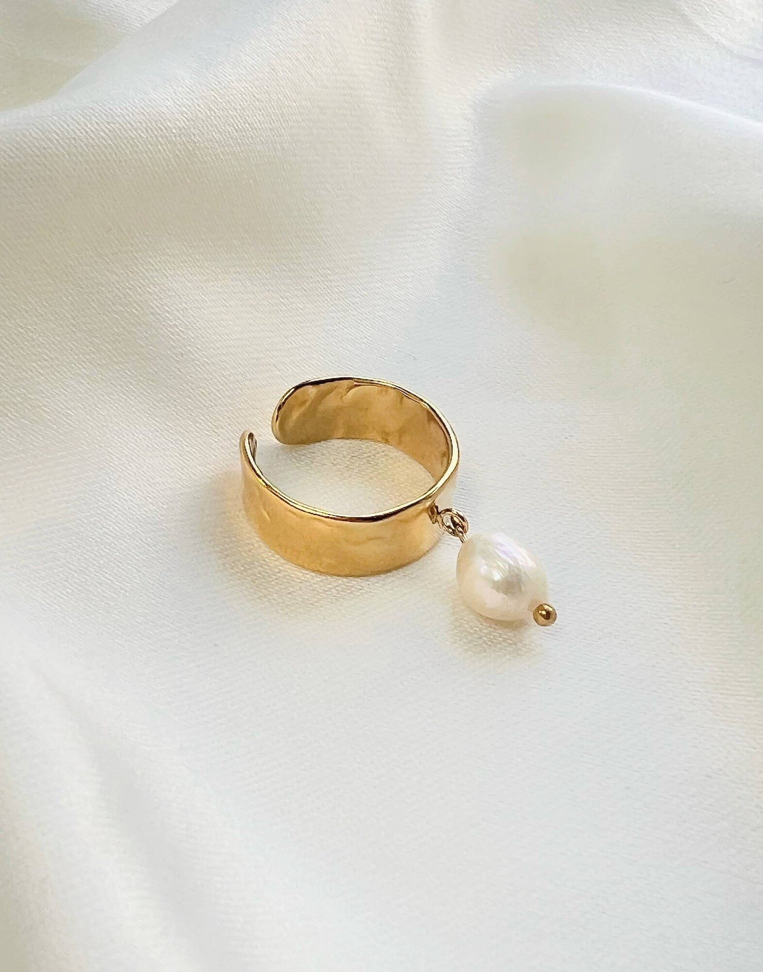 Bague ajustable dorée LYA en acier inoxydable martelé et perle baroque d’eau douce |Gloria Balensi