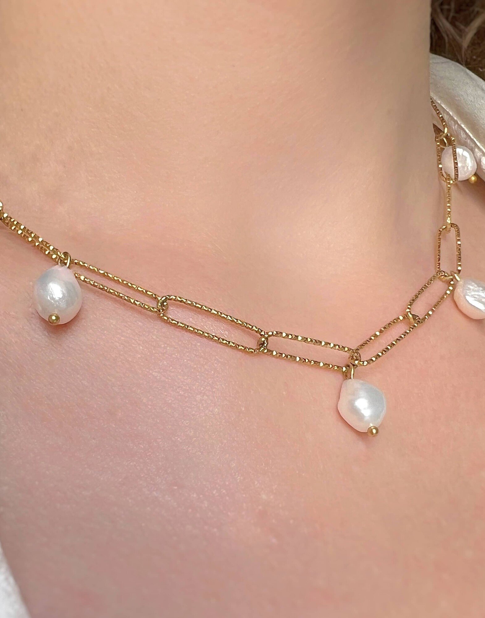 Collier doré DÉESSA en chaîne acier inoxydable grands maillons martelés et perles d’eau douce |Gloria Balensi