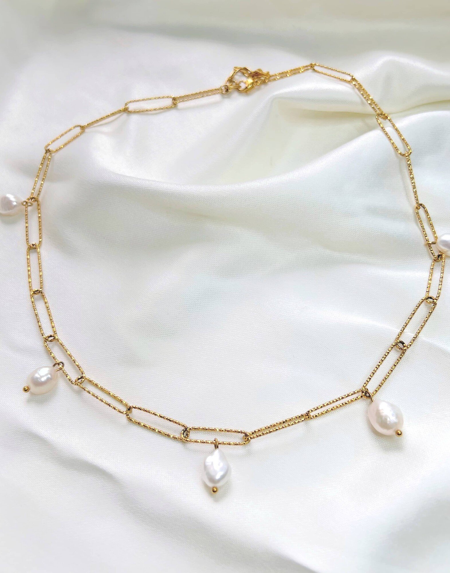 DÉESSA gold necklace with large hammered stainless steel links and freshwater pearls |Gloria Balensi