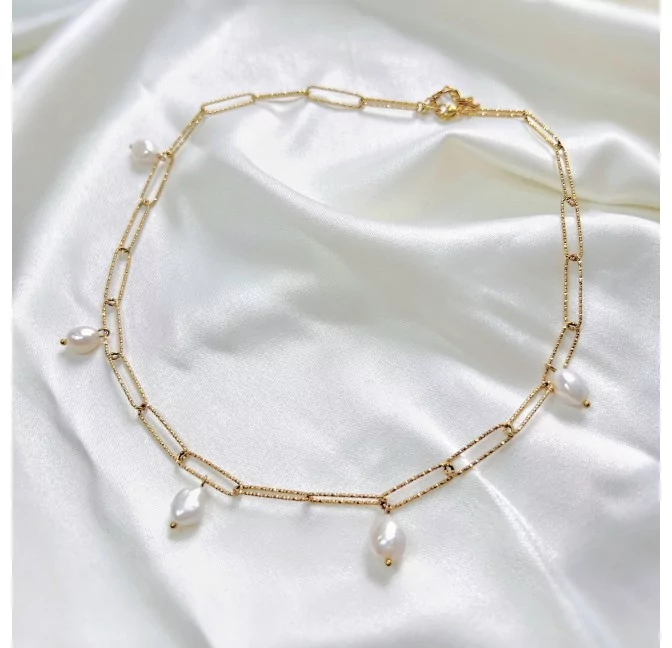 DÉESSA gold necklace with large hammered stainless steel links and freshwater pearls |Gloria Balensi