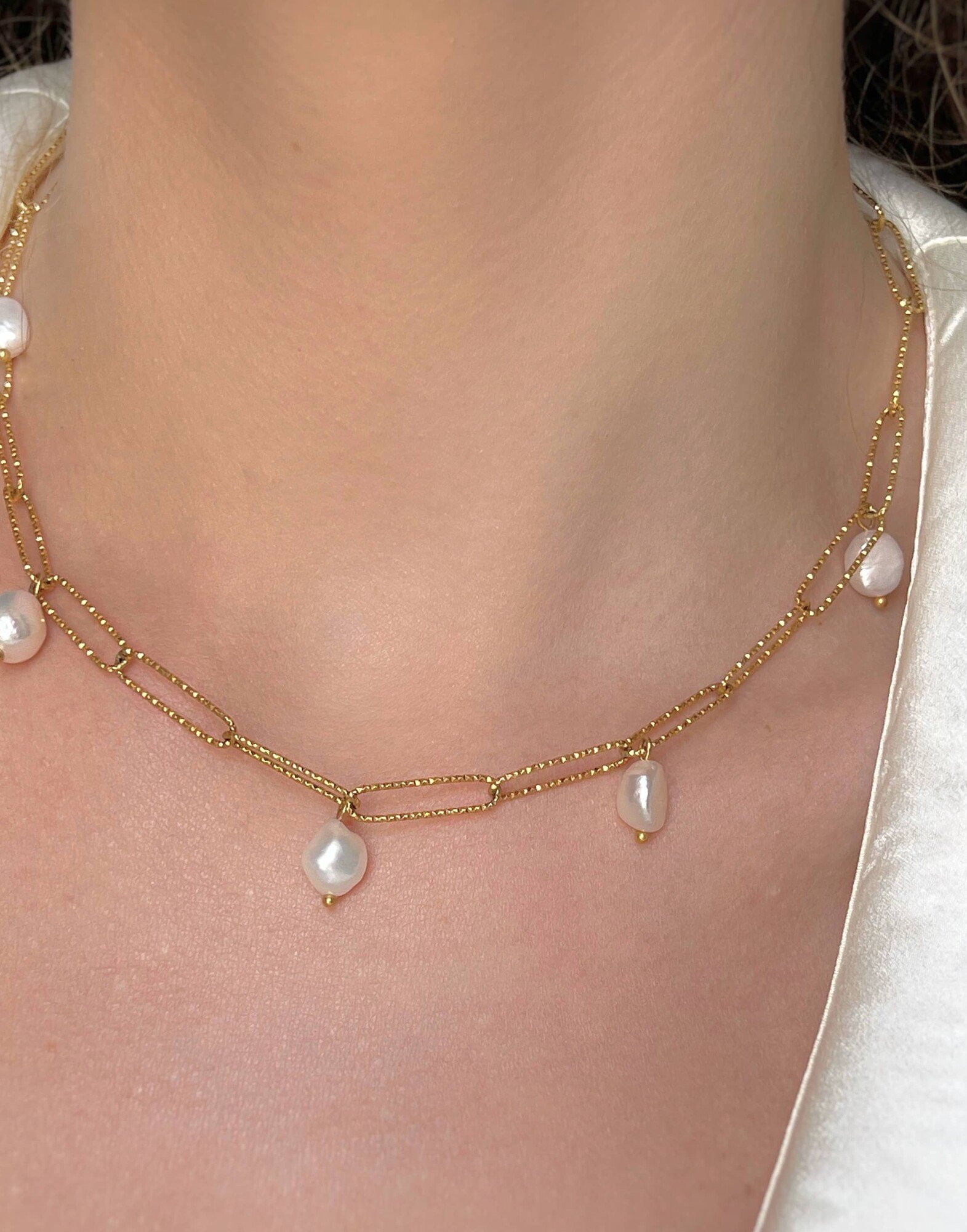 DÉESSA gold necklace with large hammered stainless steel links and freshwater pearls |Gloria Balensi