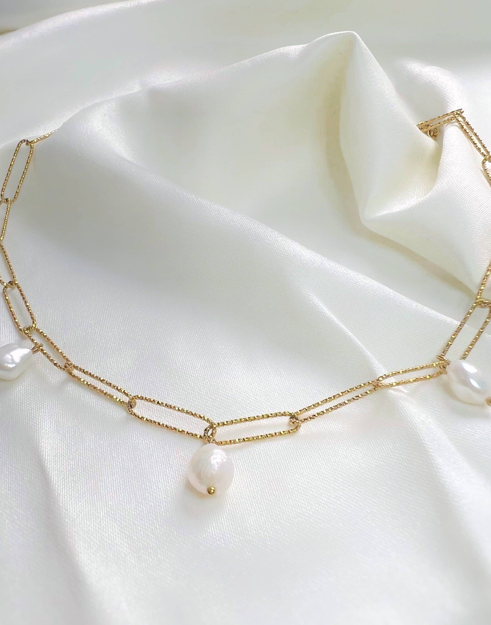 Collier doré DÉESSA en chaîne acier inoxydable grands maillons martelés et perles d’eau douce |Gloria Balensi