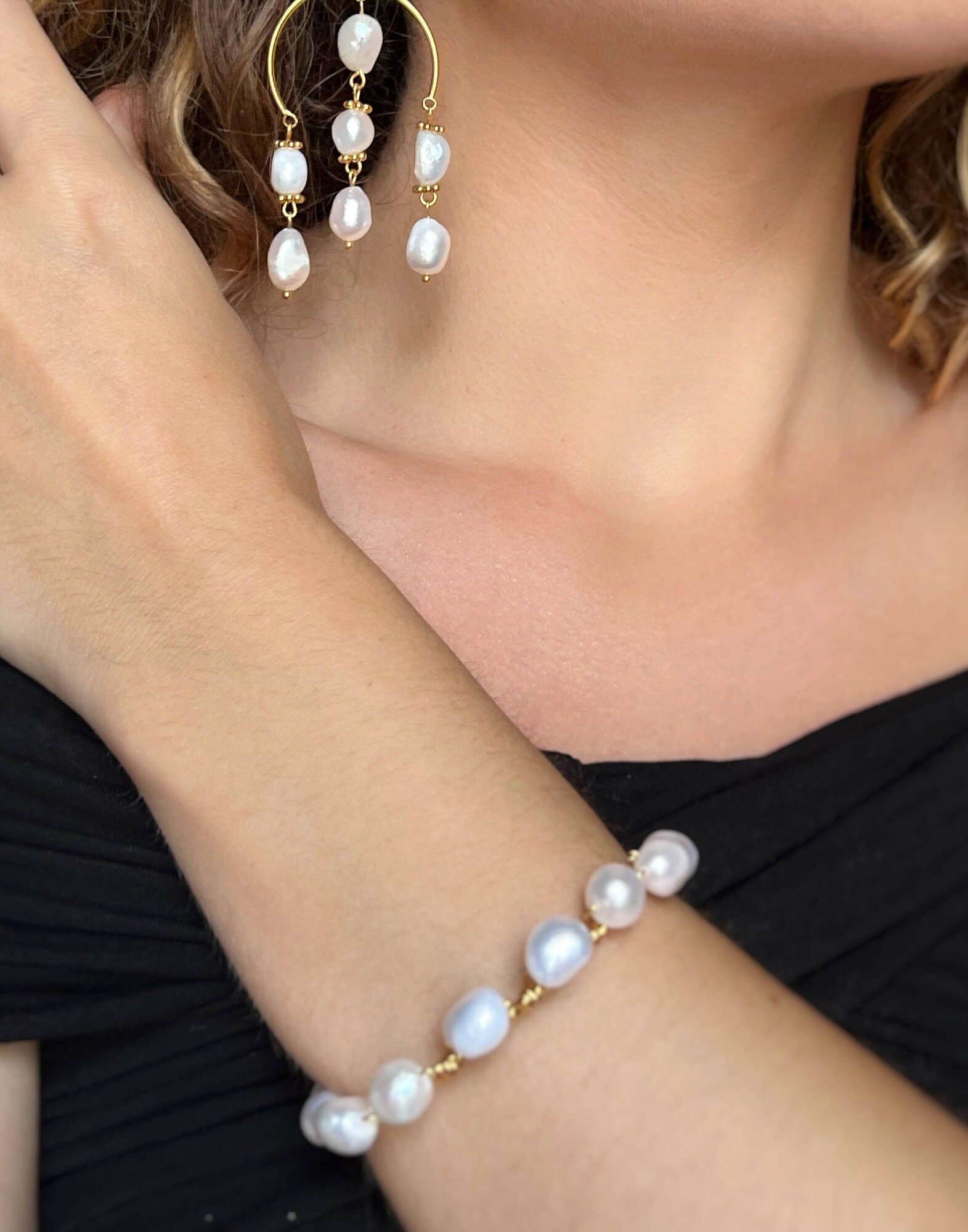 Bracelet jonc torsadé doré TYA en acier inoxydable et perles baroques d’eau douce |Gloria Balensi Bracelet jonc torsadé doré TYA en acier inoxydable et perles baroques d’eau douce |Gloria Balensi