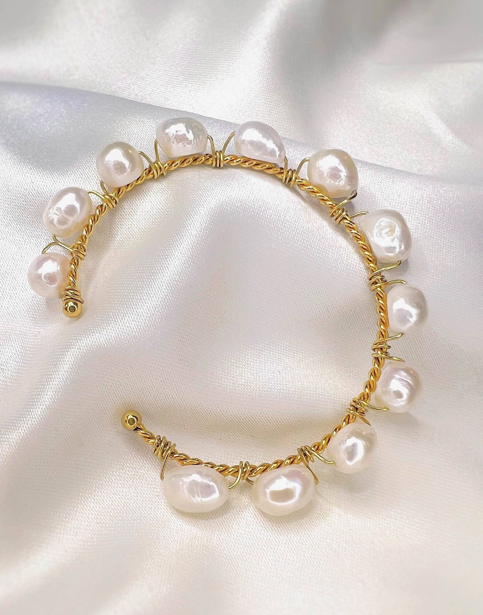 Bracelet jonc torsadé doré TYA en acier inoxydable et perles baroques d’eau douce |Gloria Balensi Bracelet jonc torsadé doré TYA en acier inoxydable et perles baroques d’eau douce |Gloria Balensi