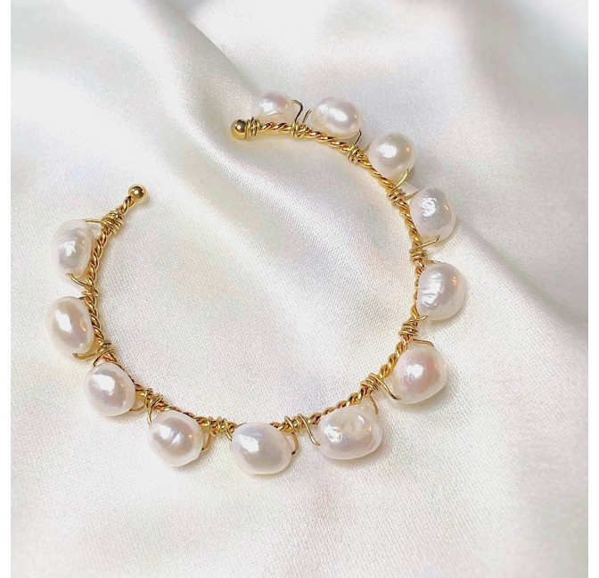 Bracelet jonc torsadé doré TYA en acier inoxydable et perles baroques d’eau douce | Gloria Balensi bijoux