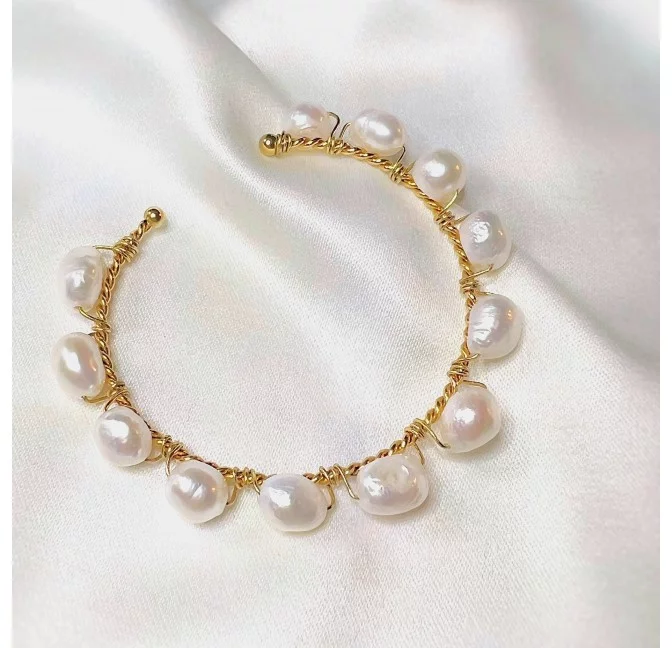 Bracelet jonc torsadé doré TYA en acier inoxydable et perles baroques d’eau douce |Gloria Balensi
