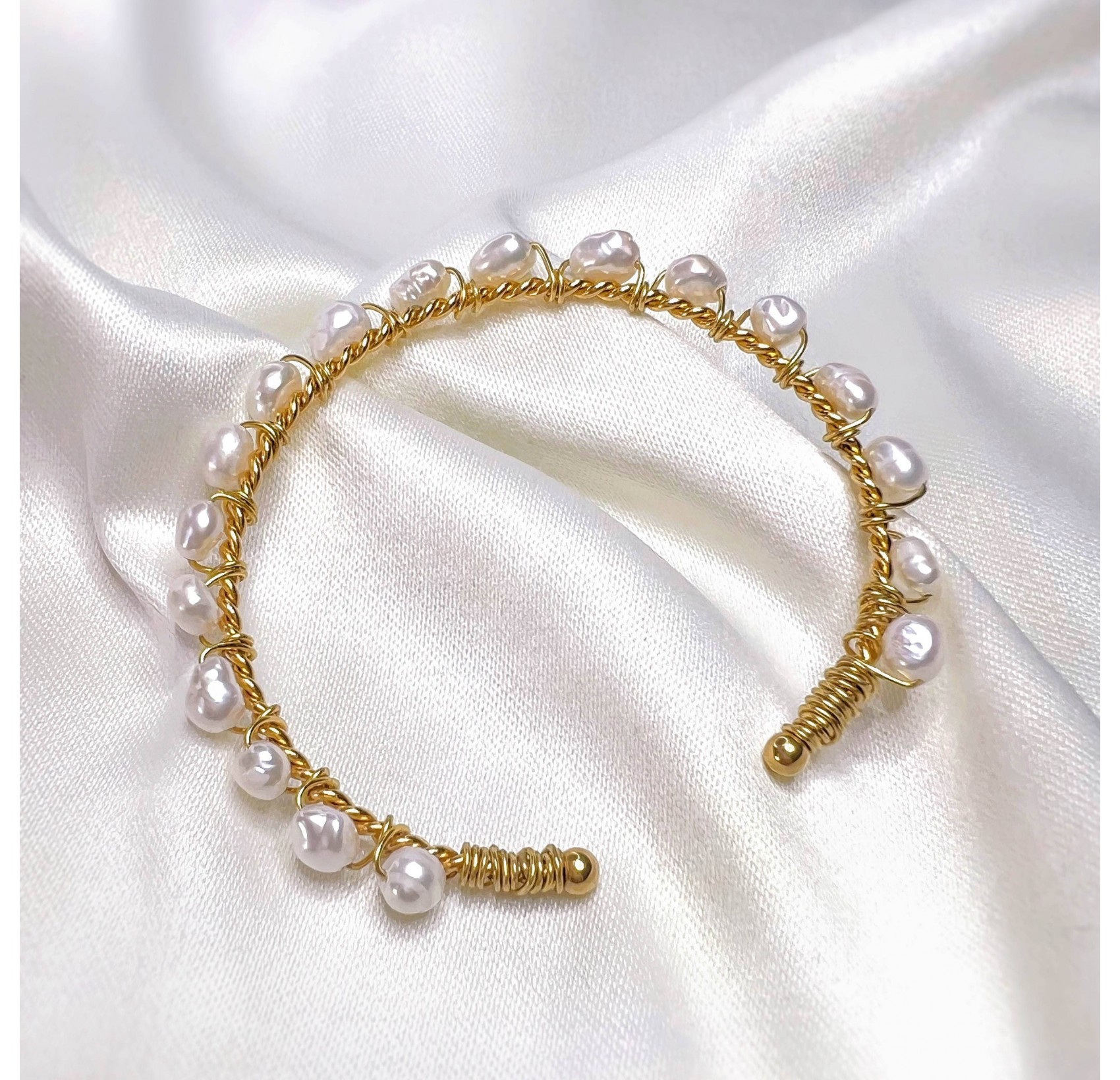 TAYA gold-plated twisted link bracelet in stainless steel and freshwater baroque pearls | Gloria Balensi jewellery