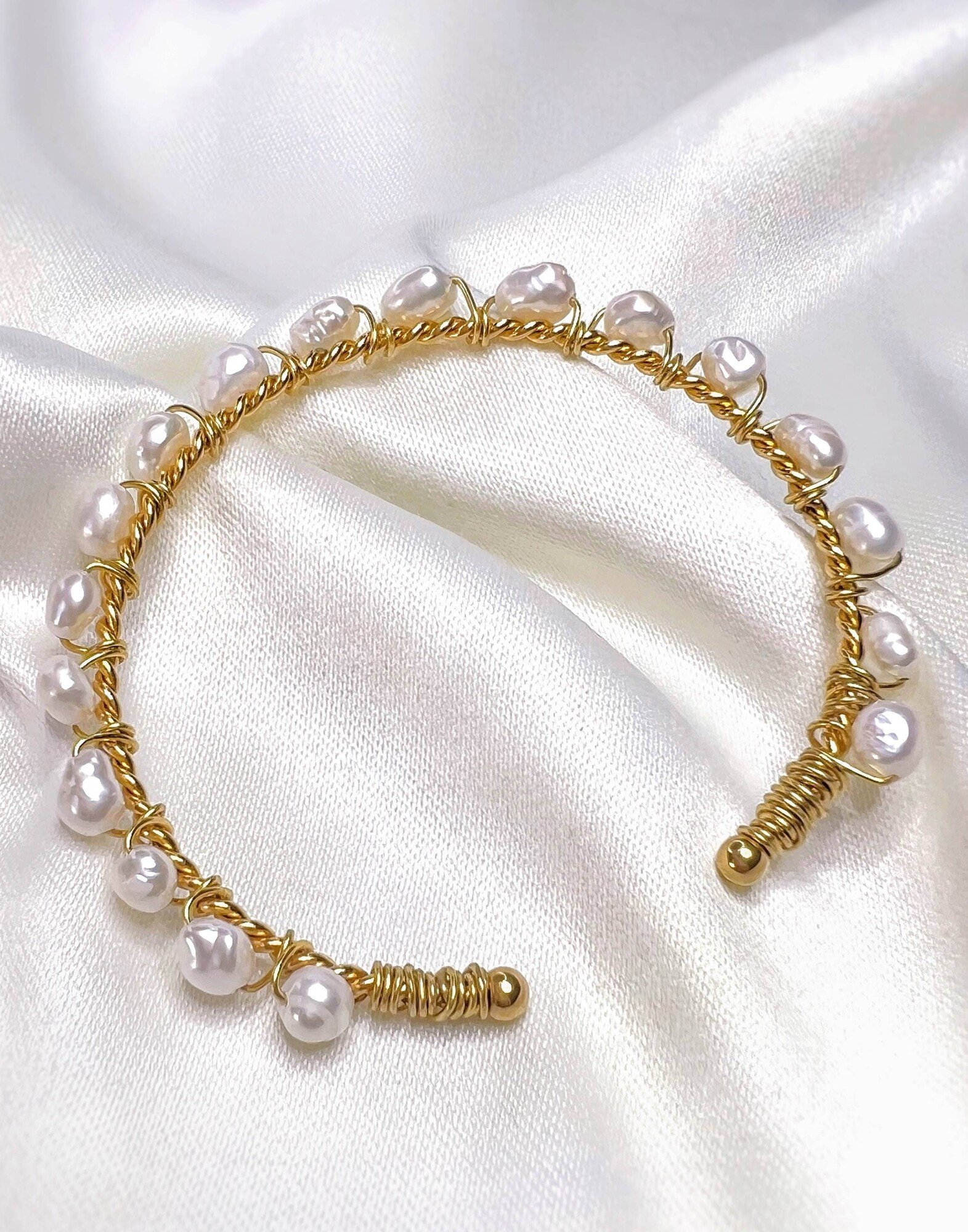 Bracelet jonc torsadé doré en acier inoxydable et perles baroques d’eau douce TAYA |Gloria Balensi