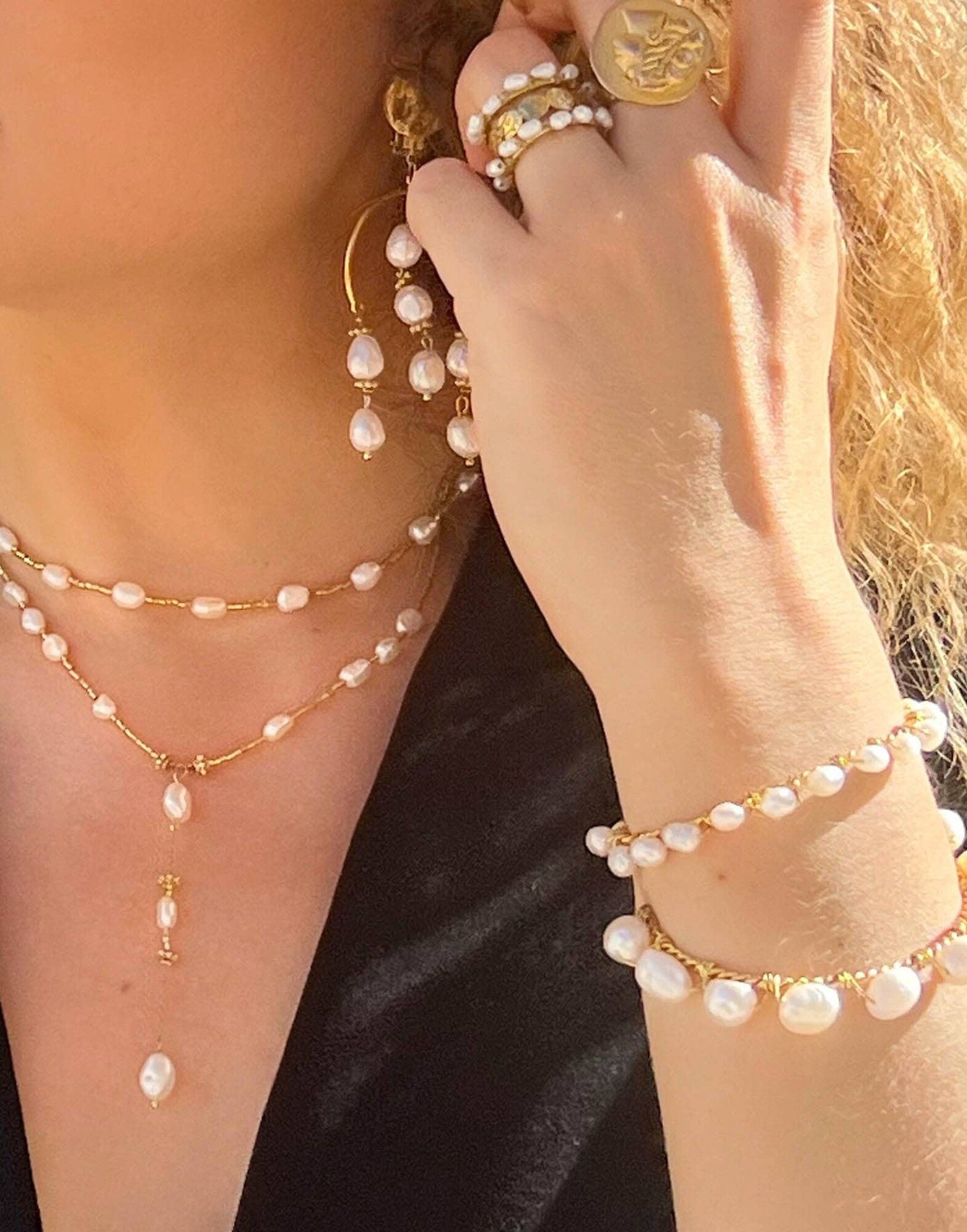 Bracelet jonc torsadé doré en acier inoxydable et perles baroques d’eau douce TAYA |Gloria Balensi