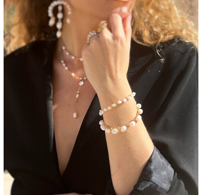 Bracelet jonc torsadé doré en acier inoxydable et perles baroques d’eau douce TAYA | Gloria Balensi bijoux