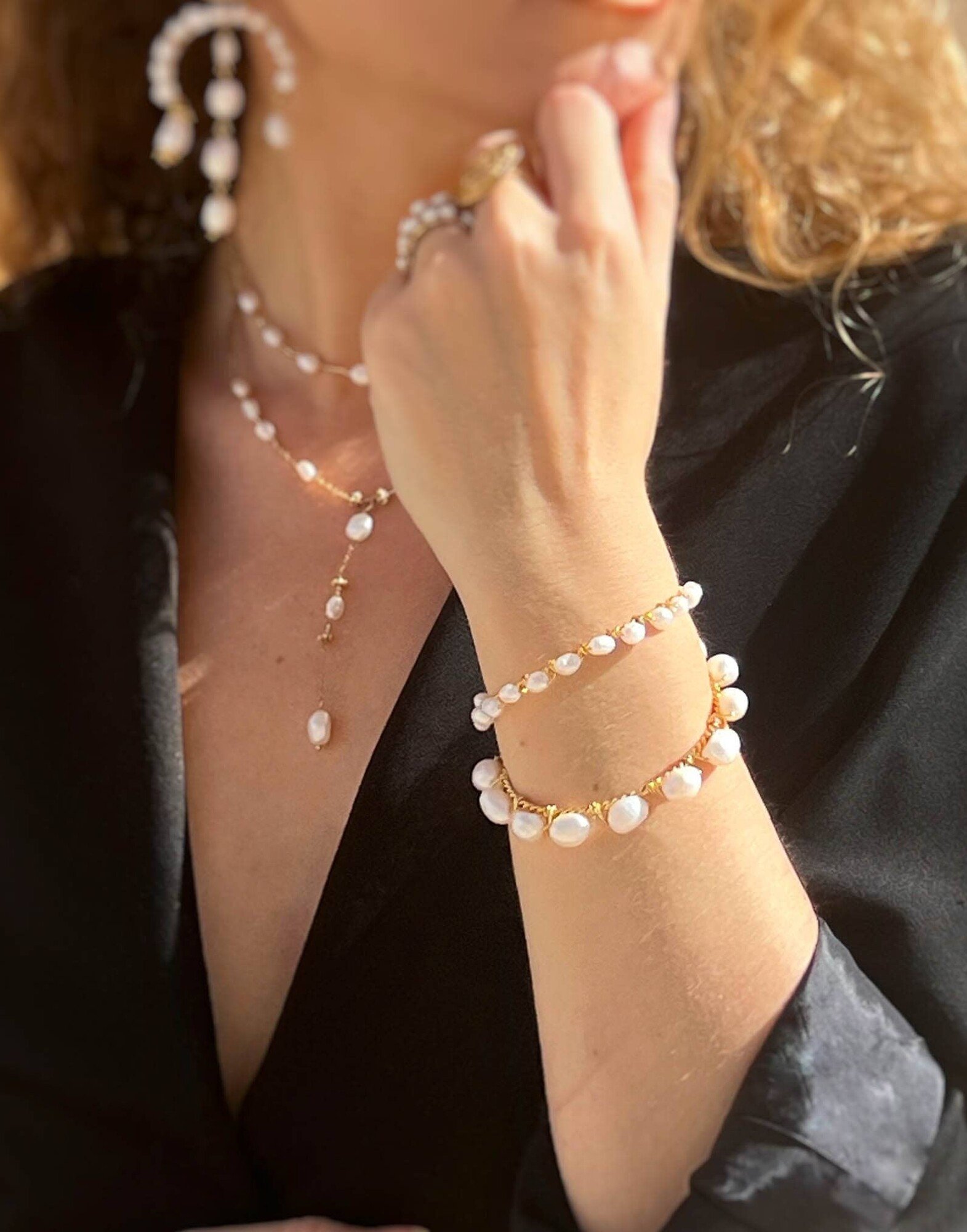 Bracelet jonc torsadé doré en acier inoxydable et perles baroques d’eau douce TAYA |Gloria Balensi