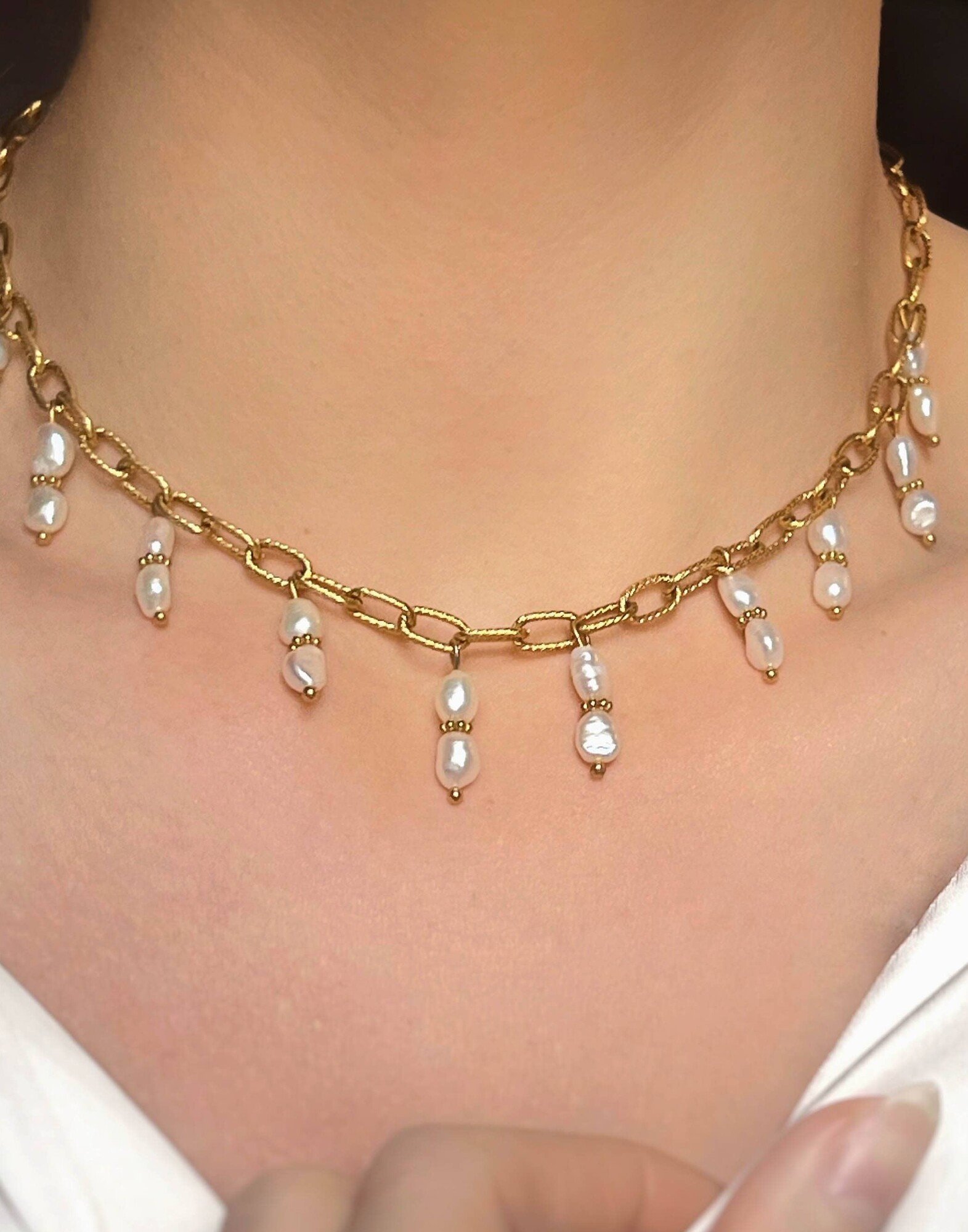 Chain necklace with freshwater pearl charms CALISTA |Gloria Balensi