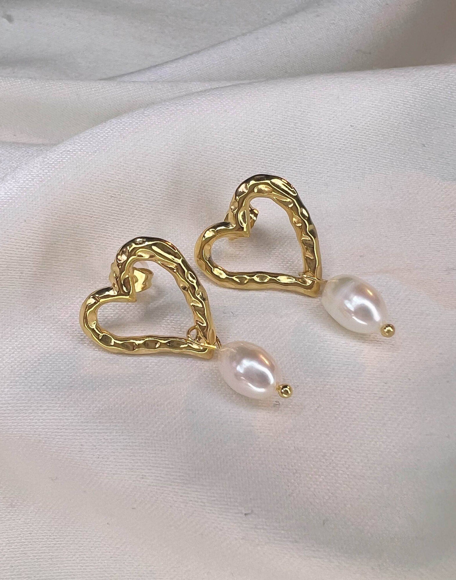 Stainless steel and freshwater baroque pearl heart earrings AIMÉE |Gloria Balensi Stainless steel and freshwater baroque pearl heart earrings AIMÉE |Gloria Balensi