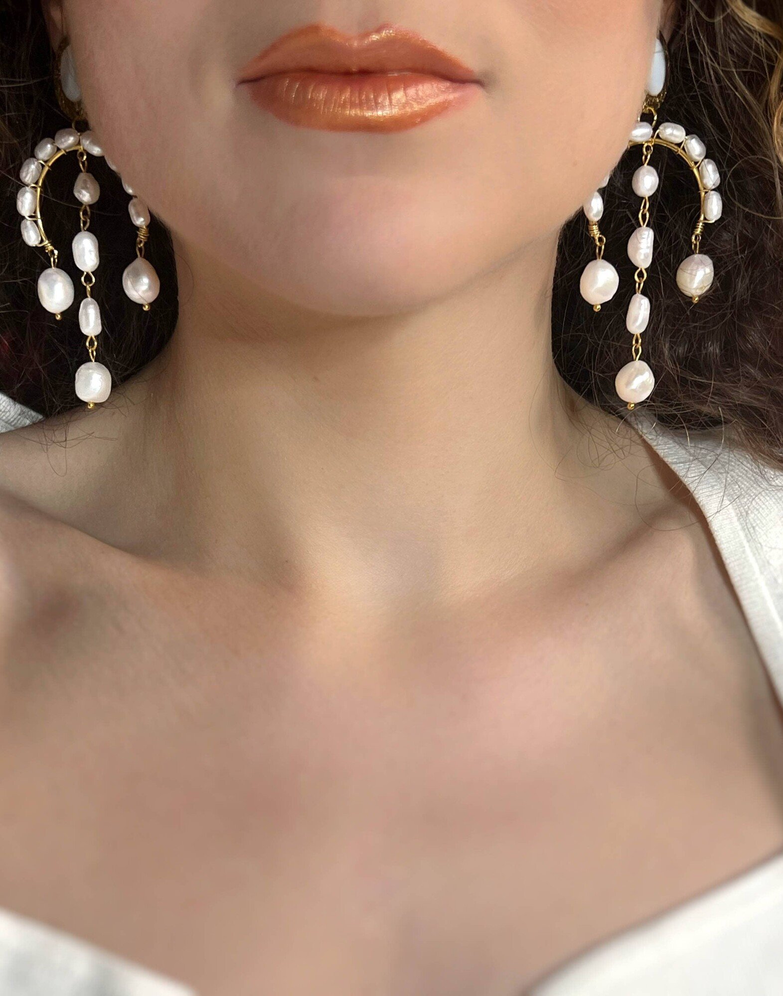 Boucles d’oreilles pendantes à clips en perles d’eau douce et acier inoxydable PERLILLA |Gloria Balensi