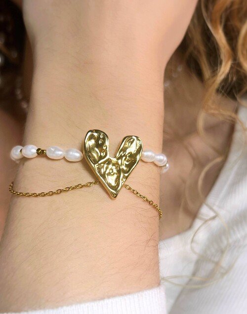 Pearl bracelet with stainless steel heart | Gloria Balensi jewellery
