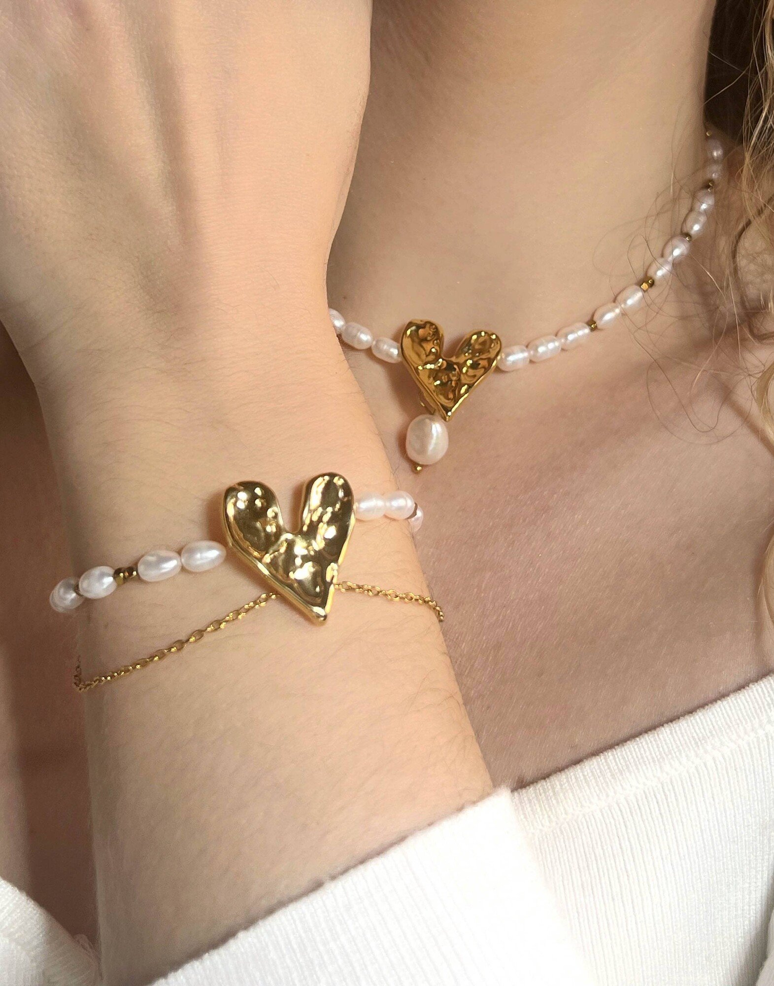 Pearl bracelet with stainless steel heart | Gloria Balensi jewellery