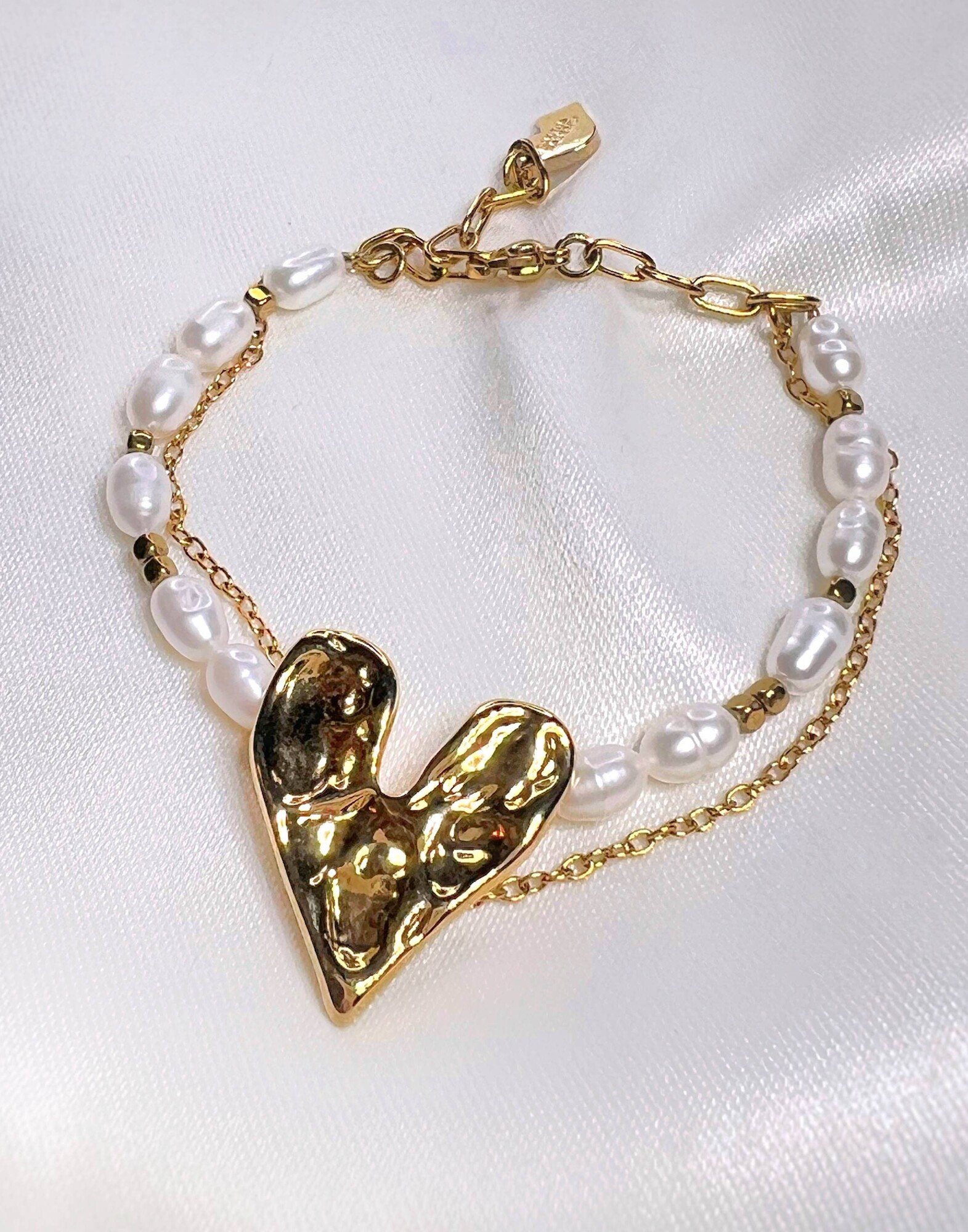 Pearl bracelet with stainless steel heart | Gloria Balensi jewellery