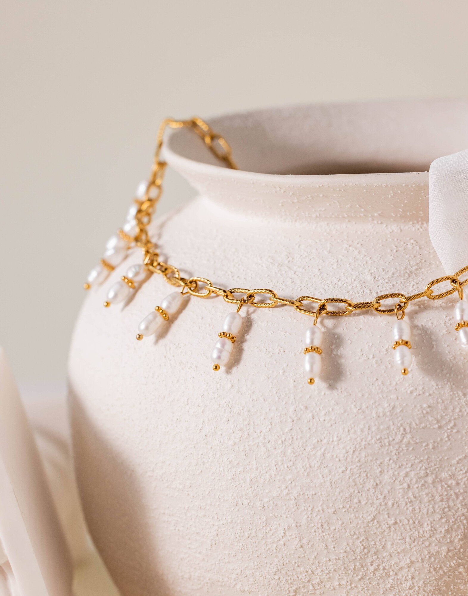 Chain necklace with freshwater pearl charms CALISTA |Gloria Balensi