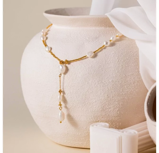 ATHINA golden tie necklace with freshwater pearls and stainless steel chain |Gloria Balensi
