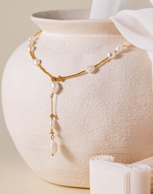 Collier cravate dorée ATHINA en perles d’eau douce et chaine en acier inoxydable |Gloria Balensi