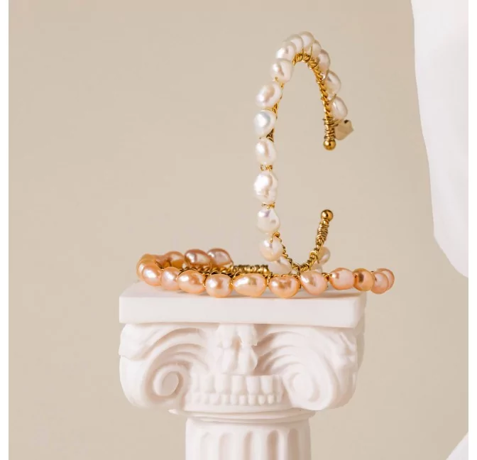 Bracelet jonc torsadé doré en acier inoxydable et perles baroques d’eau douce TAYA |Gloria Balensi