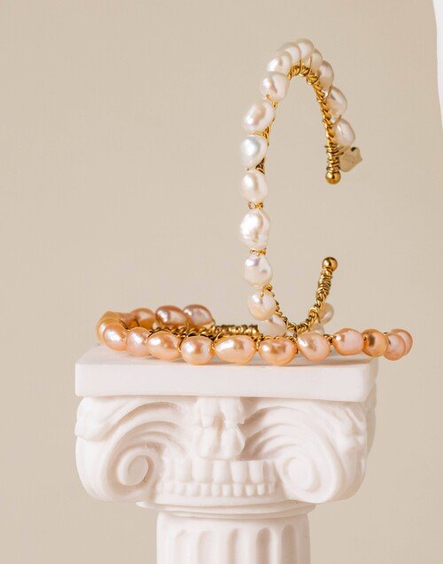 Bracelet jonc torsadé doré en acier inoxydable et perles baroques d’eau douce TAYA |Gloria Balensi