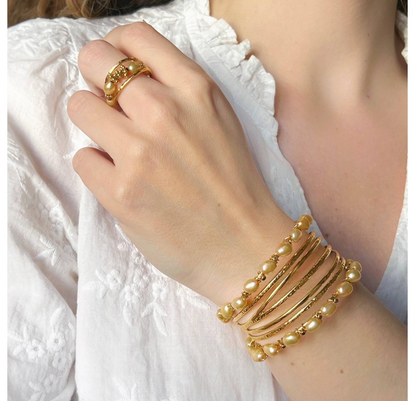 Bracelet manchette en acier inoxydable et perles de culture doré - THALIA | Gloria Balensi Paris bijoux
