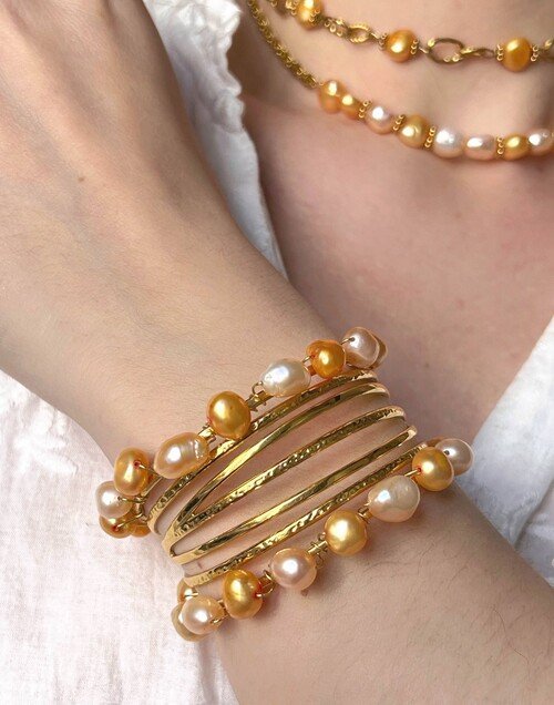 Bracelet manchette perles de culture rose poudré et ocre - THALIA | Gloria Balensi Paris bijoux