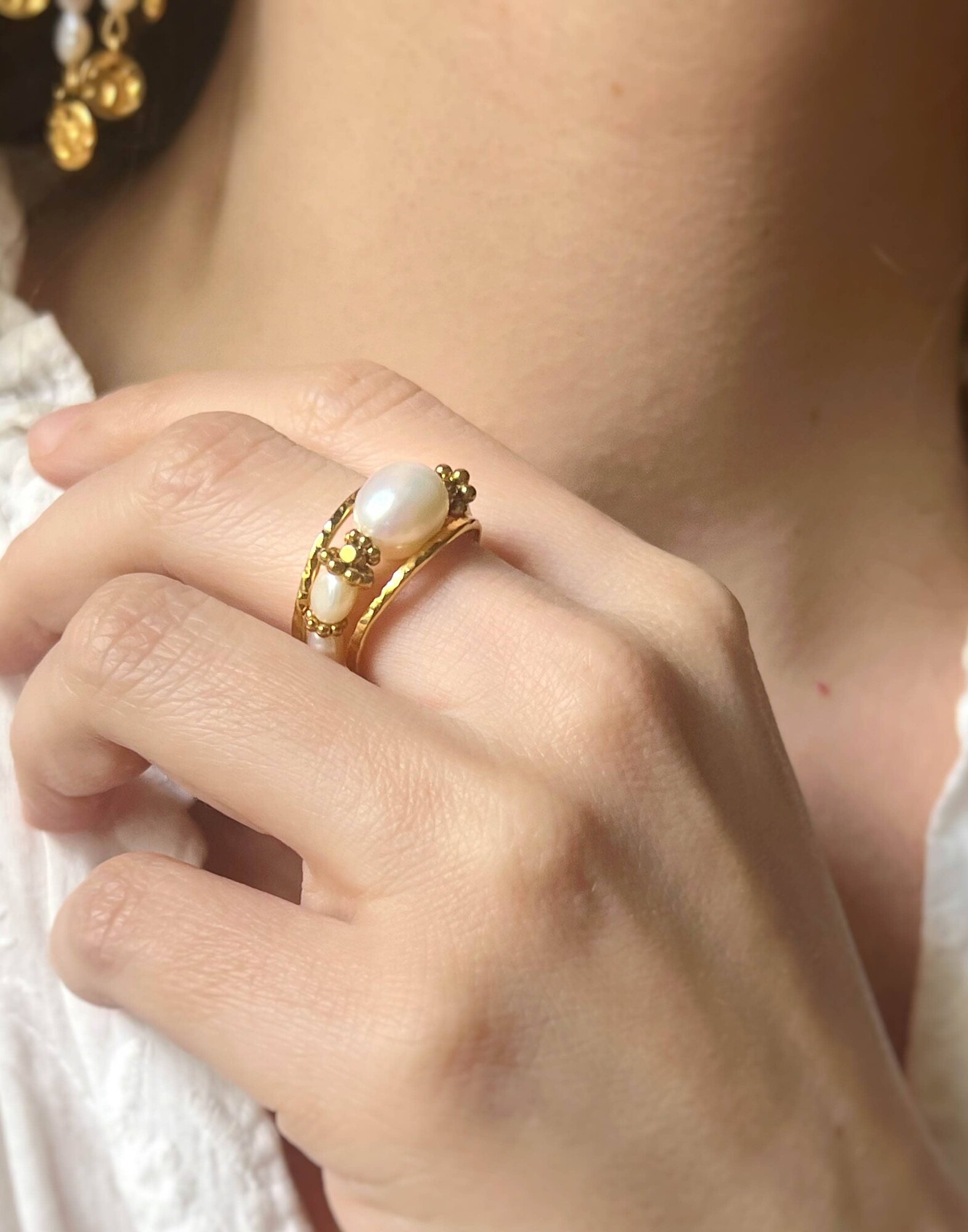 STELYA Adjustable ring in stainless steel and freshwater pearls| Gloria Balensi artisan jewellery designer