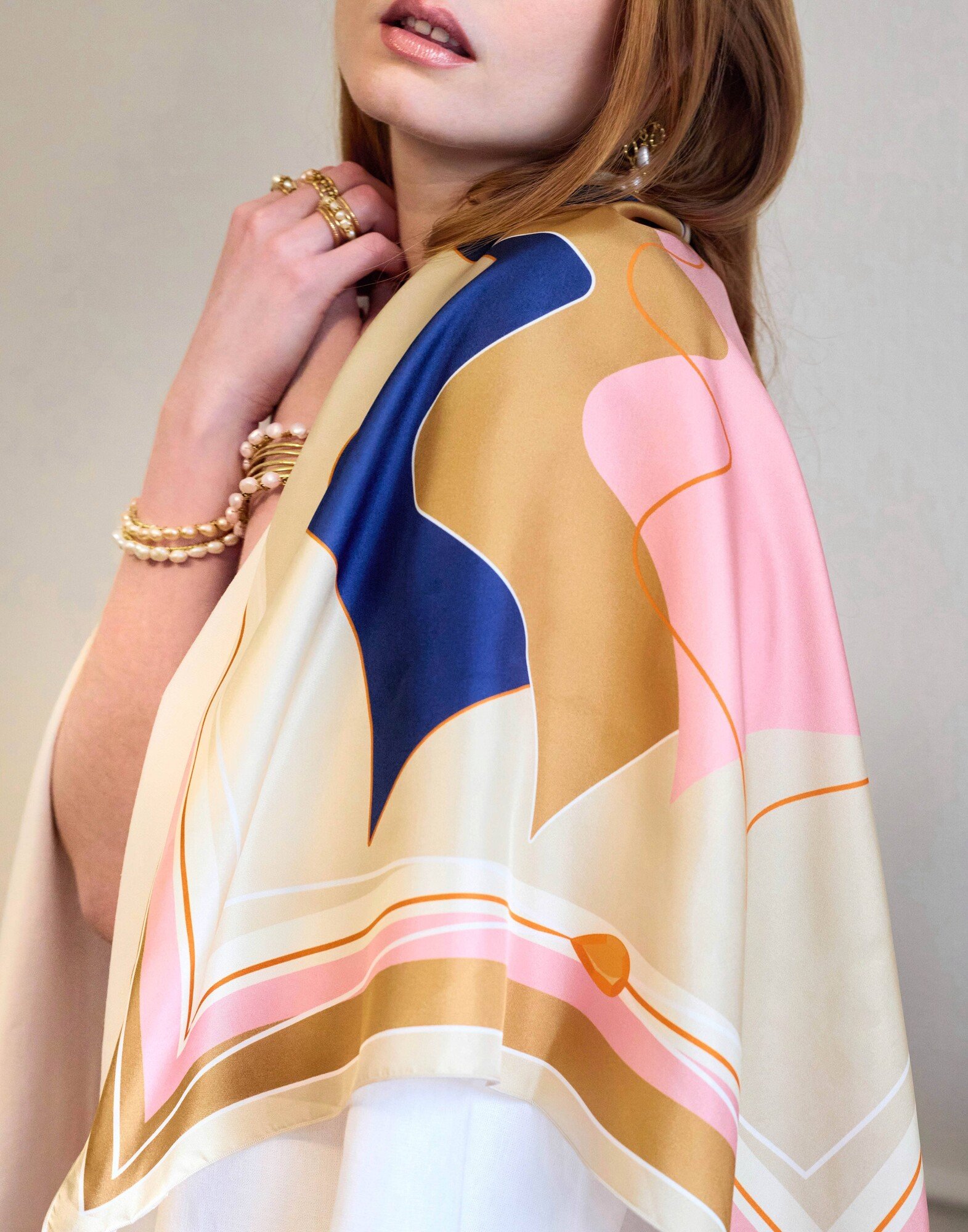Carré de soie 69cm, twill de soie imprimé bouche MUSE - Beige rose bleu marine| Gloria Balensi