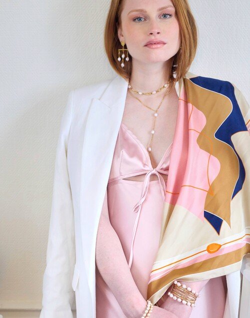 Carré de soie 69cm, twill de soie imprimé bouche MUSE - Beige rose bleu marine| Gloria Balensi