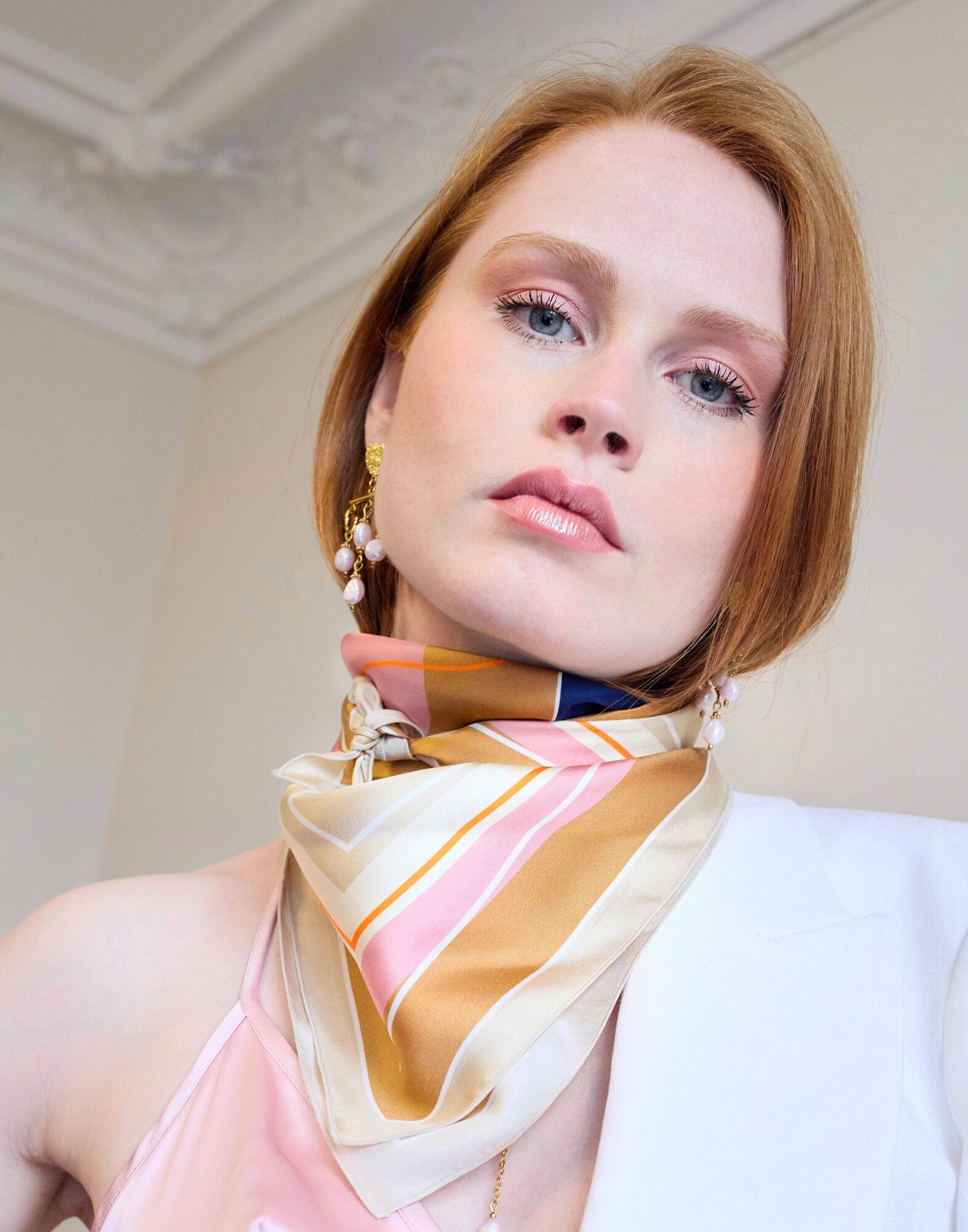 Carré de soie 69cm, twill de soie imprimé bouche MUSE - Beige rose bleu marine| Gloria Balensi
